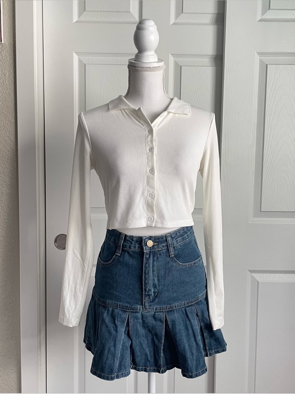 Women’s White Ribbed Button-Front Crop Top